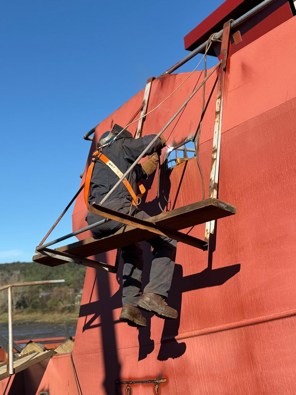 Soldador realizando mantención de casco